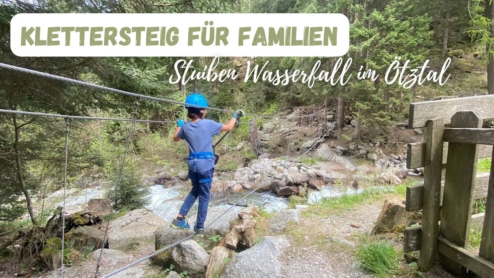 Beitragsbild mit einem Kind von hinten, das gerade über ein Seil den Stuibenfall Klettersteig für Familien überquert