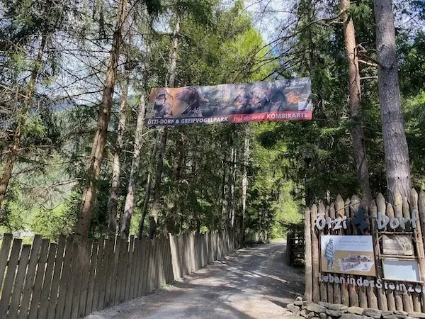 Zugang zum Ötzidorf