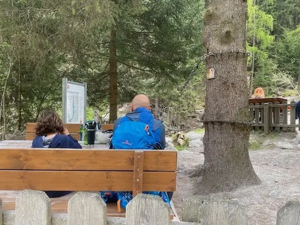 Zustieg zum Wasserfall im Ötztal mit einer Bank beim Schotterweg