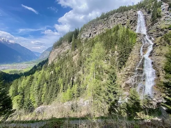 Stuibner Wasserfall mit Blick auf Umhausen links hinten