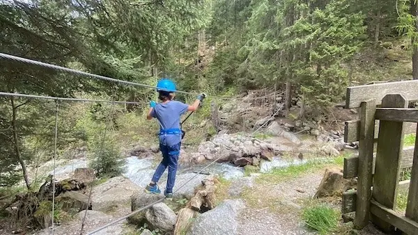 Seilbrücke über Bach vom Wasserfall mit Blick auf den Wald