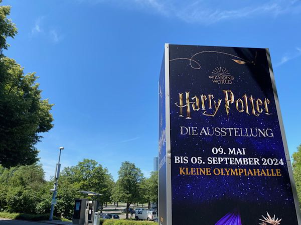 Plakat im Olympiapark in München mit der Werbung für die Harry Potter Ausstellung in der kleinen Olympiahalle in München