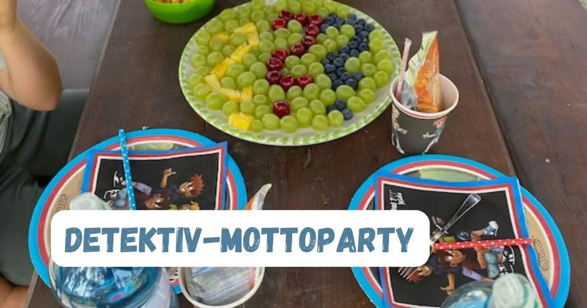 Beitragsbild mit dem Titel: Detektiv-Mottoparty mit einem Obstteller mit 3 Fragezeichen und Detektiv-Geschirr im Hintergrund