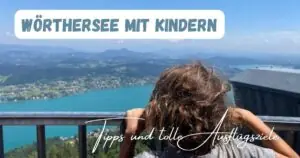 Beitragsbild mit dem Titel Wörthersee mit Kinder: Tipps und tolle Ausflugsziel mit einem Kind das gerade auf den Wörthersee schaut im Hintergrund