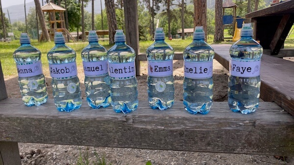 Wasserflaschen mit den Banderolen für die Detektiv Party