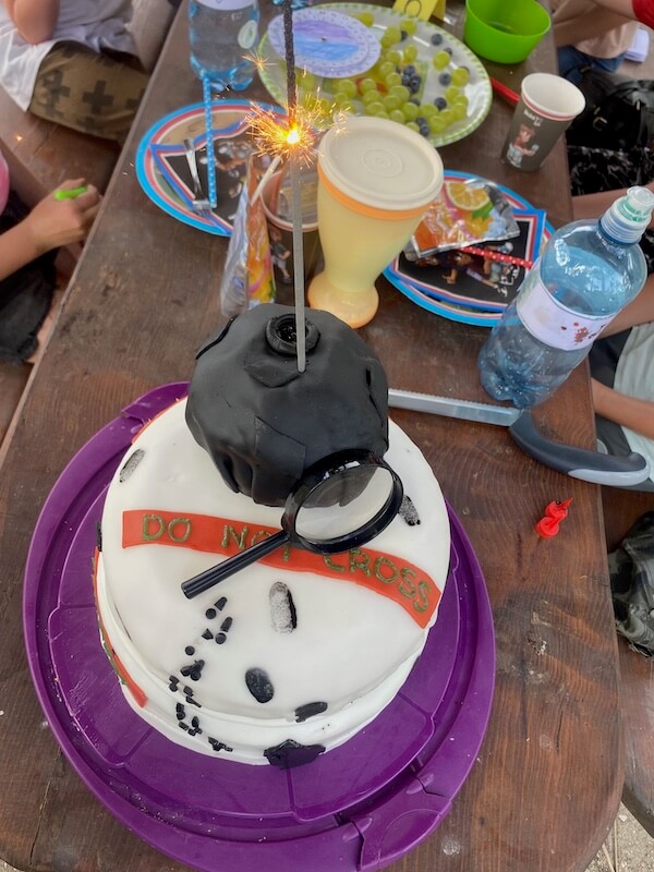 Detektiv Torte mit einer schwarzen Kugel oben drauf als Bombe