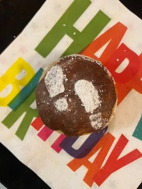 Muffin mit Fußabdrücken aus Puderzucker