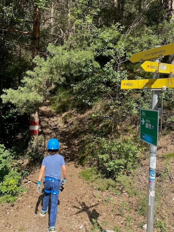 Wegweiser und Weg zum einfachen Klettersteig in Tirol beim Crazy Eddie