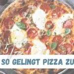 Beitragsbild mit dem Titel: Unsere 5 Tipps: Sp gelingt Pizza zu Hause mit einer Pizza auf einem Holzbrett im Hintergrund