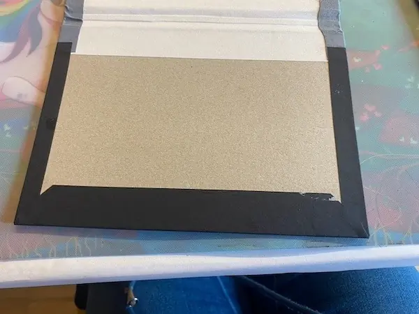 Cover von innen zu sehen, wie das überstehende Papier aufgeklebt wird