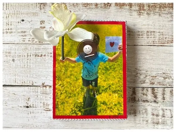 Foto von Kind in der Wiese mit einer Blume an der Hand 