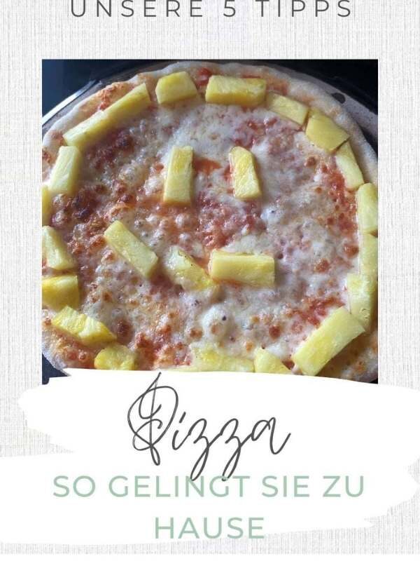 Pinterest Pin mit dem Titel Pizza so gelingt sie zu Hause mit unseren 5 Tipps - und als Bild eine Pizza mit Ananas als Smiley