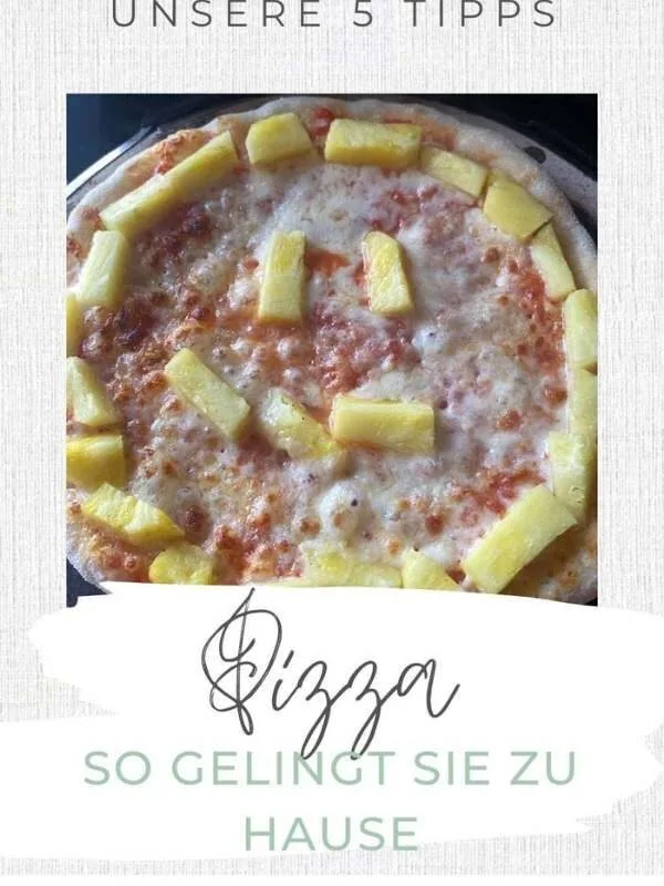 Pinterest Pin mit dem Titel Pizza so gelingt sie zu Hause mit unseren 5 Tipps - und als Bild eine Pizza mit Ananas als Smiley