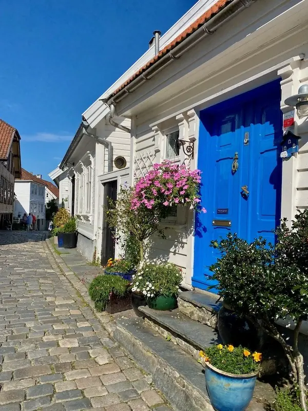 Straße Gamle Stavanger mit weißen Holzhäusern