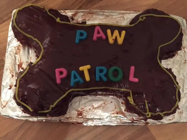 Torte in Hundeknochenform mit der Aufschrift: Paw Patrol