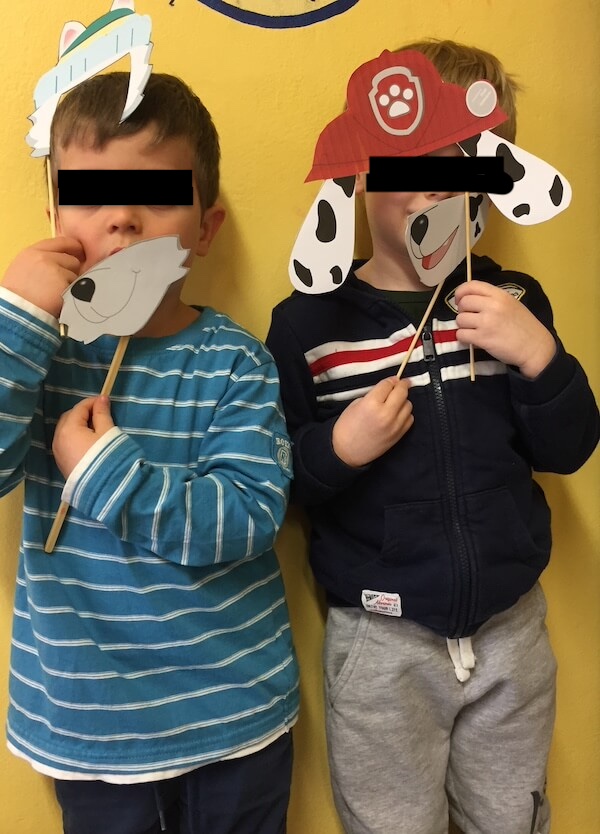 2 Kinder mit Masken von den Hunden von PAw Patrol