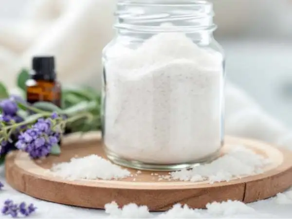 Glas auf einem Brett mit  Badezusatz innen