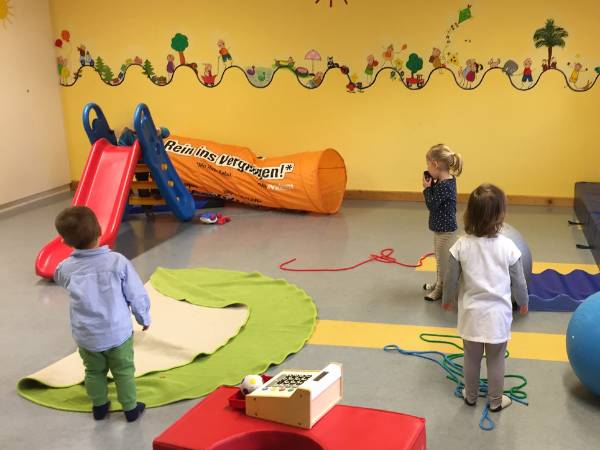 Partyraum für den Indoor-Kindergeburtstag mit vielen Spielsachen für die Kinder