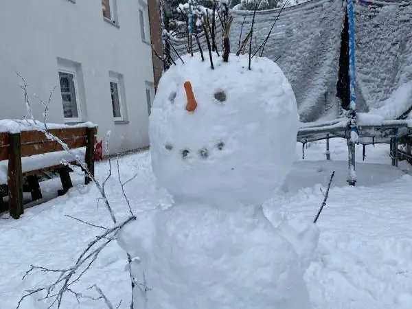 Schneemann bauen für den Kindergeburtstag im Winter