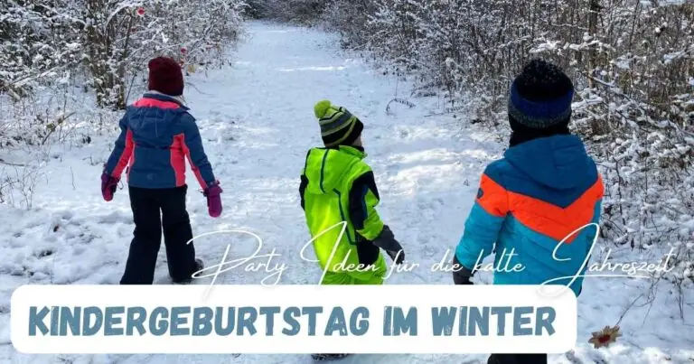 Beitragsbild zum Kindergeburtstag im Winter: Party Ideen für die kalte Jahreszeit mit drei Kindern, die im Schnee spazieren gehen