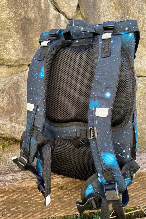 Rücken von Schultasche