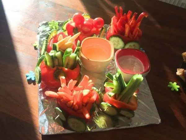 Frisches, buntes Gemüse in Paprika- und Gurkenhälsen, serviert auf einer Aluminiumfolie, ideal für gesunde Snacks und Kindergerichte, perfekt für Familien und gesunde Ernährung.