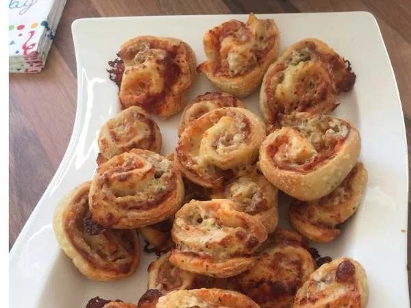 Knusprige, goldbraune Blätterteigschnecken mit herzhaftem Füllung, perfekt als Snack oder Partyhäppchen, ideal für Familien und Kinder, einfach zuzubereiten, lecker und sättigend.