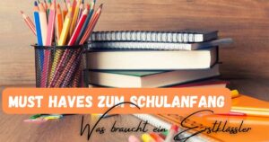 Beitragsbild mit dem Schriftzug: Must haves zum Schulanfang: Was braucht ein Erstklässler und Stifte in einem Becher und Ringmappen