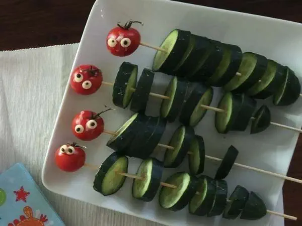 Frische Gurkenspieße mit Kirschtomaten, dekorativ und gesund, perfekt für Snacks oder Partys, einfache Zubereitung, ideal für Kinder und Familien, kreative Gemüseideen, gesunde Ernährung, vegetarische.