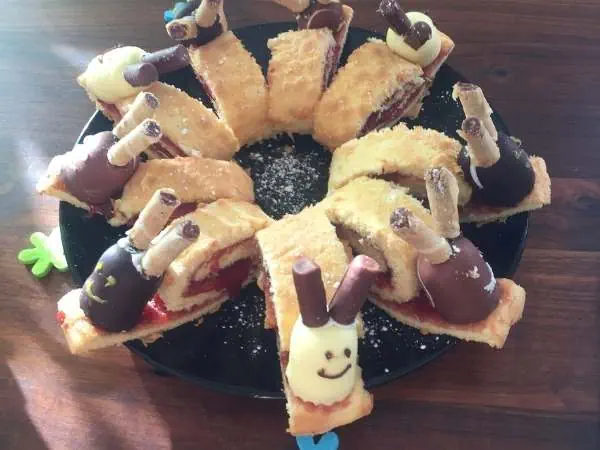 Leckere, handgefertigte Kuchenstücke mit Schokolade und bunten Dekorationen, perfekt für Kindergeburtstage und Familienfeiern, ideal für süße Momente und festliche Anlässe. Als Schnecke verziert