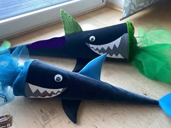 zwei Schultüten, die genäht wurden und als Hai gestaltet. Sie sind ein tolles DIY Geschenk zur Einschulung