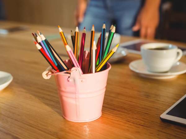 ganz einfache Tisch-Deko für den Schulstart mit einem kleinen, rosa Metalleimer mit Buntstiften darin