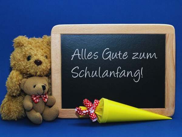 kleine Kreidetafel mit dem Text "Alles Gute zum Schulanfang" darauf 