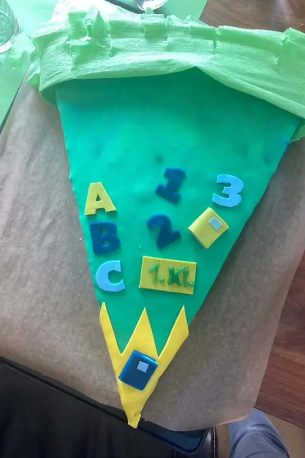 Torte in Form einer Schulüte mit Zahlen und Buchstaben als Deko