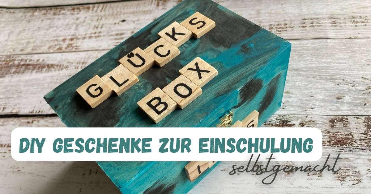 Glücksbox mit den Holzbuchstaben Glücksbox und dem Titeltext "diy geschenke zur einschulung selbstgemacht"