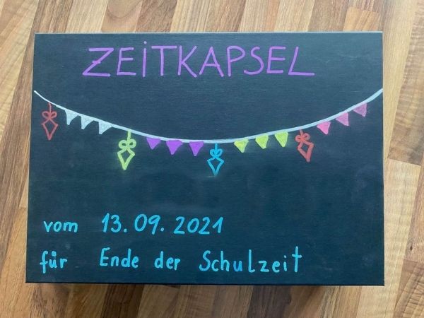 Zeitkapsel als Box mit der Aufschrift Zeitkapsel