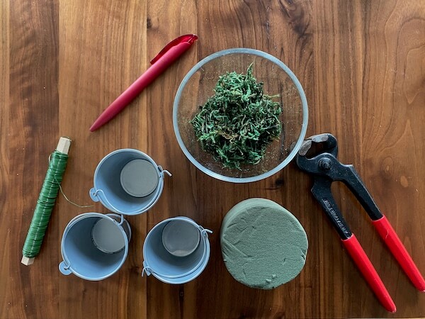 Materialien für das Kleeblatt: Zinkkübel, Blumendraht, Stift, Moos und Zange und Steckschwamm
