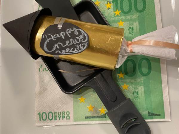eine Rakete aus einer Klopapierrolle und dem Schriftzug Happy new year.