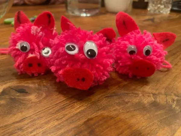 drei Schweinchen aus Wolle