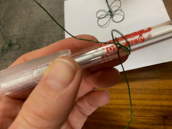 ein Stift um den ein Blumendraht gewickelt wurde