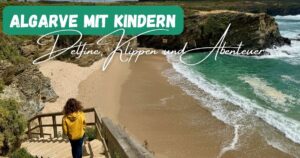 Beitragsbild mit dem Titel: Algarve mit Kindern - Delfine, Klippen und Abenteuer mit einem Strand im Hintergrund mit türkisgrünem Wasser und einem Kind, das gerade die Treppen hinunter geht