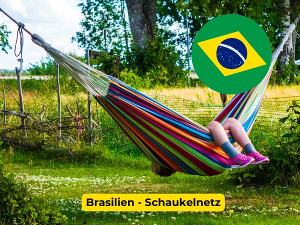 Eine brasilianische Flagge mit einem Kind, das in einer Hängematte liegt im Hintergrund