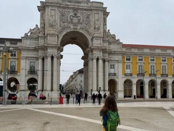Arco Rua Augusta von der Meerseite aus mit meinem Sohn im Vordergrund