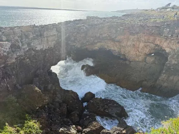 Felsen mit Loch, wo da sWasser duirchspritzt