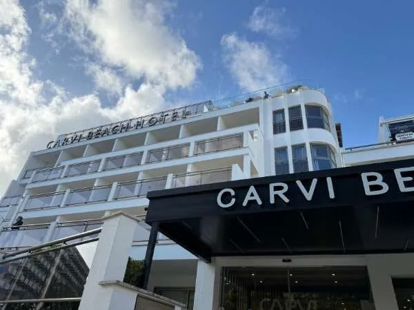Hotel Carvi Beach von vorne