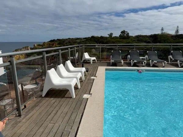 Pool am Dach mit Blick auf das Meer