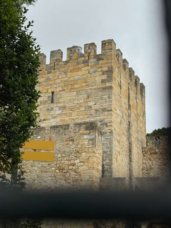 Burgmauern vom Castelo de São Jorge in Lissabon