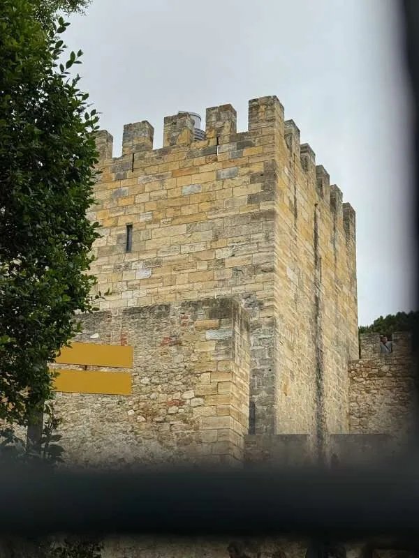 Burgmauern vom Castelo de São Jorge in Lissabon