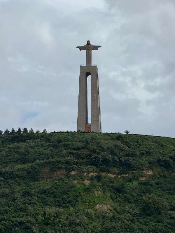 Statue Cristo Rai auf einem grünen Hügel