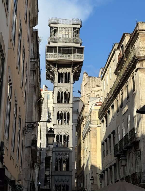 Elevador de Santa Justa zwischen den Häusern